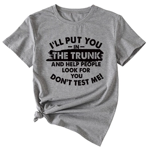 Détail d'un t-shirt gris à col rond avec slogan noir imprimé sur un tissu en coton doux