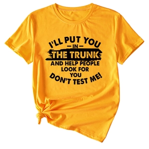 Détail de t-shirt en coton jaune vif avec slogan noir et nœud décoratif sur le côté