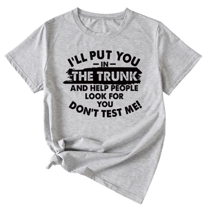 Détail d'un t-shirt gris chiné avec slogan noir et nœud décoratif sur le bas du vêtement