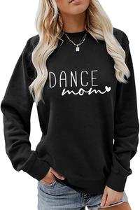Détail des poignets côtelés et de l'inscription Dance Mom sur le sweat noir décontracté