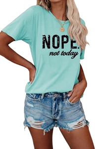 Détail du t-shirt vert menthe avec impression noire 'NOPE. not today' et col rond