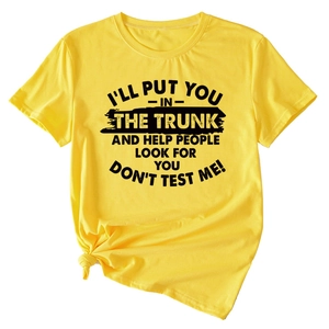 Détail du T-shirt jaune à col rond avec slogan humoristique imprimé en lettres noires