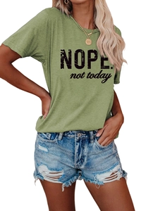 Détail du t-shirt vert col rond avec imprimé Nope not today et short en jean déchiré