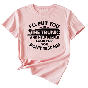 T-shirt rose à manches courtes avec slogan audacieux et nœud élégant sur l'ourlet