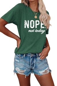 Détail du t-shirt en coton vert foncé avec impression blanche NOPE not today au centre