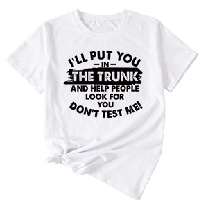 Détail d'un t-shirt blanc en coton avec imprimé lettres noires et design noué élégant