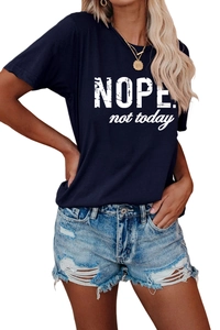 Détail de l'imprimé Nope Not Today sur t-shirt bleu marine avec short en jean usé