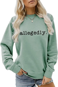 Détail de l'inscription noire 'allegedly.' sur un sweat à col rond de couleur vert clair