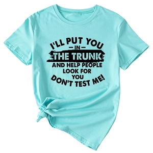 Détail d'un t-shirt turquoise avec slogan, ourlet noué et impression de texte noir