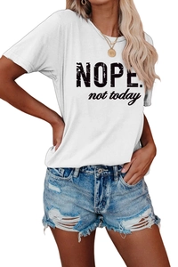Détail du t-shirt blanc imprimé NOPE not today et du short en jean bleu à bords effilés
