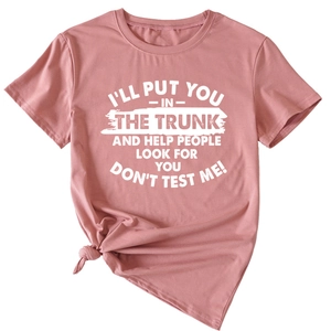 Gros plan du texte imprimé sur t-shirt rose en coton avec un joli détail de nœud
