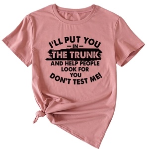 T-shirt rose à manches courtes avec lettrage noir humoristique sur fond blanc