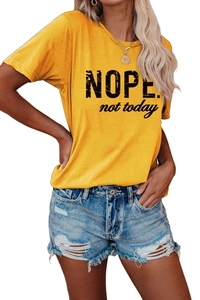 Détail d'un t-shirt en coton jaune avec slogan NOPE not today et short en denim