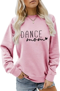 Détail du sweat-shirt rose Dance Mom avec imprimé graphique noir et poignets côtelés