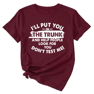 Détail du t-shirt en coton bordeaux avec slogan imprimé blanc et nœud décoratif sur le côté