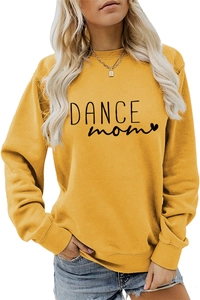 Détail du lettrage Dance Mom sur un sweat-shirt décontracté jaune gingembre à col rond