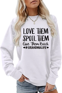 Détail d'un sweat blanc en coton avec slogan noir LOVE THEM SPOIL THEM imprimé