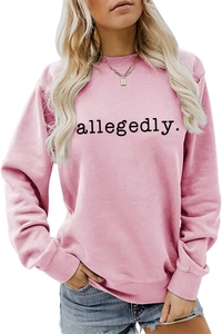 Gros plan détaillé du sweat rose avec texte noir allegedly et col rond décontracté