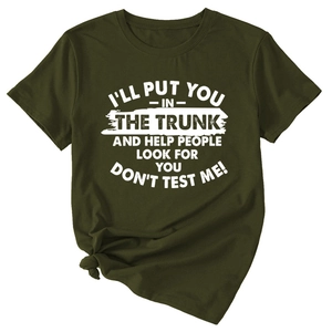 Détail d'un t-shirt vert armée à manches courtes avec lettrage blanc en coton doux