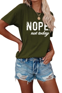 Détail d'un t-shirt vert foncé avec impression lettrage blanc NOPE not today