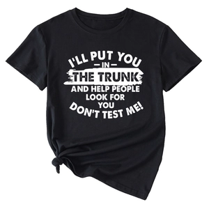 Détail d'un t-shirt noir en coton avec imprimé lettres blanches et nœud sur le devant