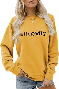 Détail du sweat-shirt jaune moutarde avec impression de texte allegedly et bords côtelés