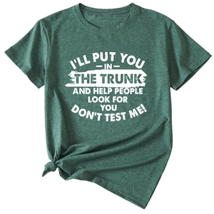 Vue détaillée du t-shirt vert foncé avec imprimé graphique et nœud sur l'ourlet latéral