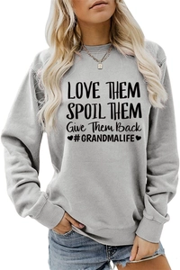 Détail des poignets côtelés et du slogan imprimé sur un sweat gris à col rond