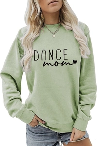 Gros plan sur l'imprimé Dance Mom et le motif de cœur sur un sweat-shirt vert femme