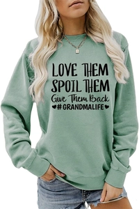Détail du sweat-shirt vert clair avec citation imprimée Love Them Spoil Them Grandma Life