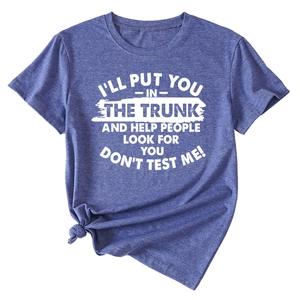 Détail du t-shirt gris-violet avec impression de texte blanc et ourlet noué stylé