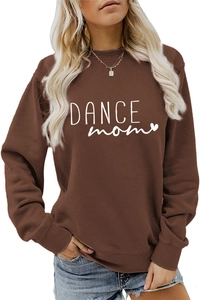 Détail des poignets côtelés et de l'imprimé blanc Dance Mom sur le sweat-shirt marron