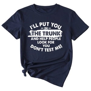 Détail d'un t-shirt en coton bleu marine avec imprimé textuel blanc sur le devant