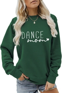 Détail du lettrage blanc Dance Mom avec cœur sur un sweat-shirt vert foncé