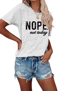 Gros plan sur l'imprimé NOPE not today du t-shirt blanc en coton mélangé