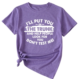 Détail du t-shirt violet à manches courtes avec lettrage et nœud sur le côté