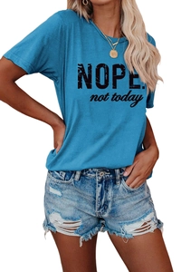 Détail du lettrage NOPE not today imprimé sur un t-shirt bleu à manches courtes en coton
