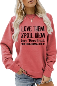 Détail d'un sweat-shirt rouge avec lettrage noir et poignets côtelés