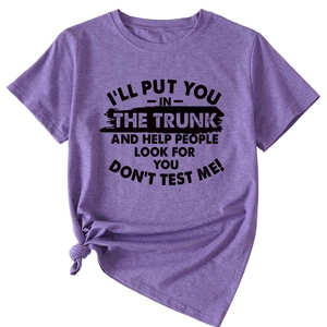 Détail du t-shirt violet avec nœud latéral élégant et impression de lettres noires audacieuses