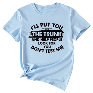 Gros plan d'un t-shirt bleu clair en coton avec slogan noir imprimé et détail de nœud