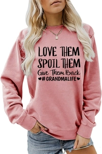 Détail du sweat rose à manches longues avec texte LOVE THEM SPOIL THEM et motif cœur