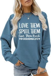 Gros plan du sweat bleu avec inscription blanche Love Them Spoil Them brodée