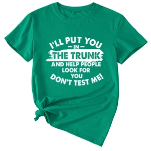 Détail d'un t-shirt en coton vert vif avec slogan imprimé et nœud élégant à l'ourlet