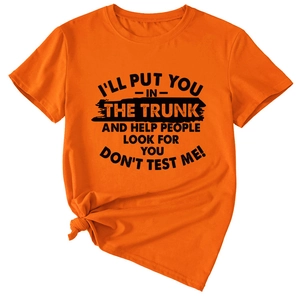 Détail du t-shirt en coton orange vif avec lettrage noir et nœud élégant à l'ourlet avant