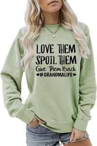 Détail du sweat vert à manches longues avec texte Love Them Spoil Them et motif de cœur