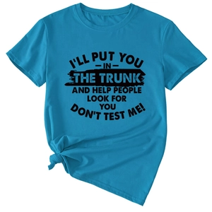 Détail du t-shirt sarcelle avec slogan humoristique imprimé et finition nouée à la taille
