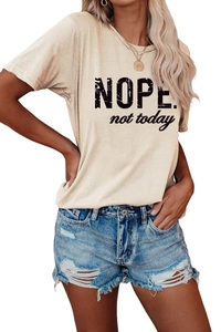 Détail du lettrage noir NOPE not today sur t-shirt beige à col rond pour femmes