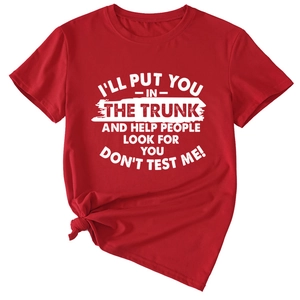 Détail d'un t-shirt rouge avec slogan imprimé et nœud décoratif sur le devant