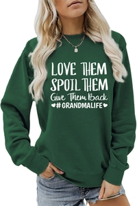 Détail du sweat vert foncé avec imprimé Love Them Spoil Them et poignets côtelés