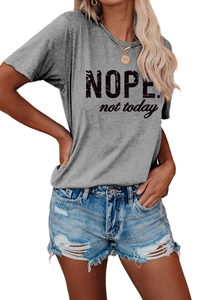 Gros plan sur le t-shirt gris Nope Not Today montrant les détails de l'impression noire